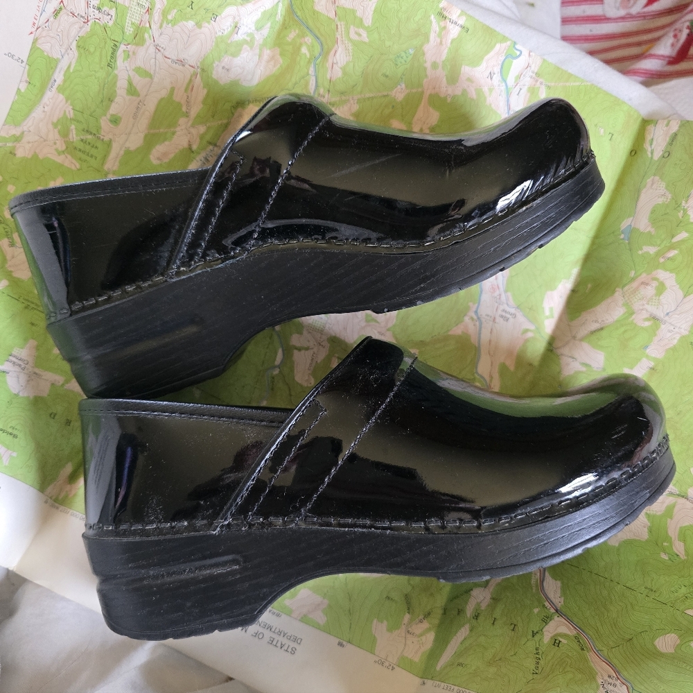 Dansko Patent Leather Black Professional Clog Sz: 39 / 8.5